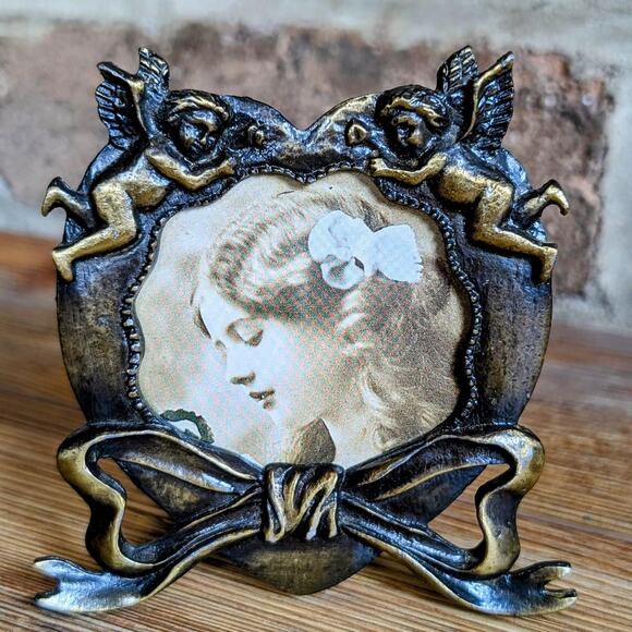 VINTAGE CHERUB HEART SHAPED PICTURE FRAME WHIMSYGOTH COQUETTE COTTAGE CORE. - Picture 1 of 3
